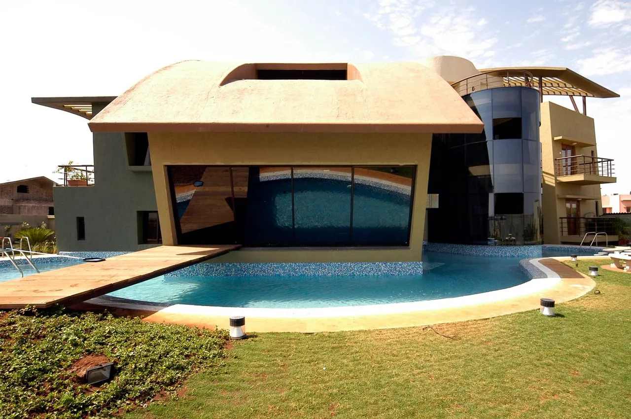 Villa with a pool and glazed living room